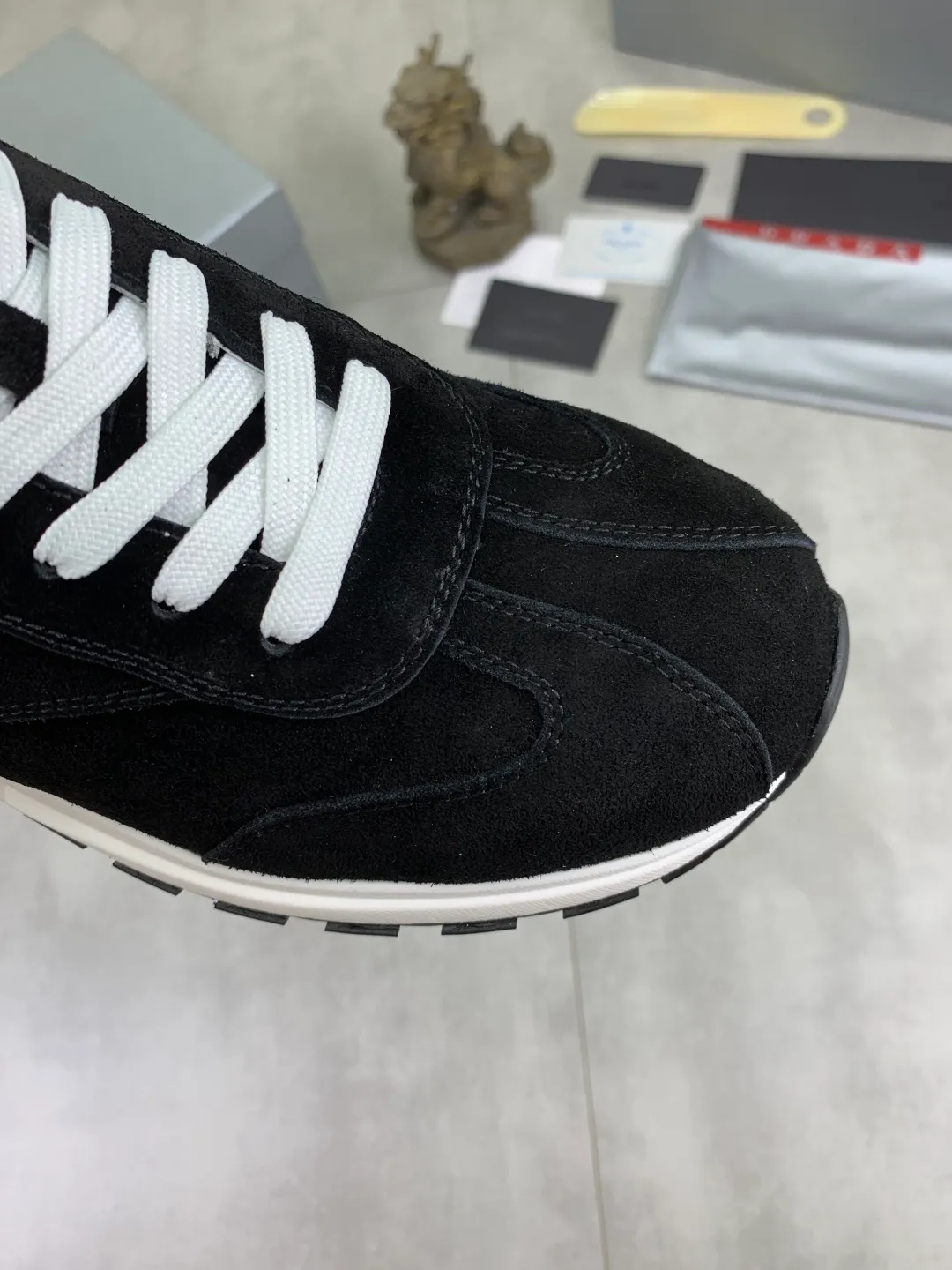 Men's Men's Shoes 💰P560 💰【New Style】 The latest model of high-quality PRADA classic men's shoes has been launched on the official website at a 1:1 replica, synchronized in Hong Kong and on the same catwalk; all made of calfskin➕imported cowhide lining, 🍡🍡original rubber outsole, non-slip and wear-resistant; comfortable on the feet, attractive style, fine workmanship, and simple and neat shoe lasts, highlighting a man's courage and toughness, 👍size 38 to 44 (45 can be customized) black White color🉑️choose